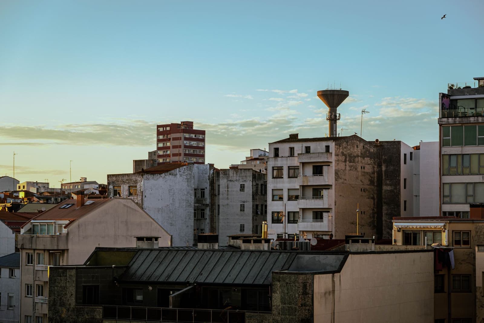 Edificios de viviendas de A Coruña al atardecer