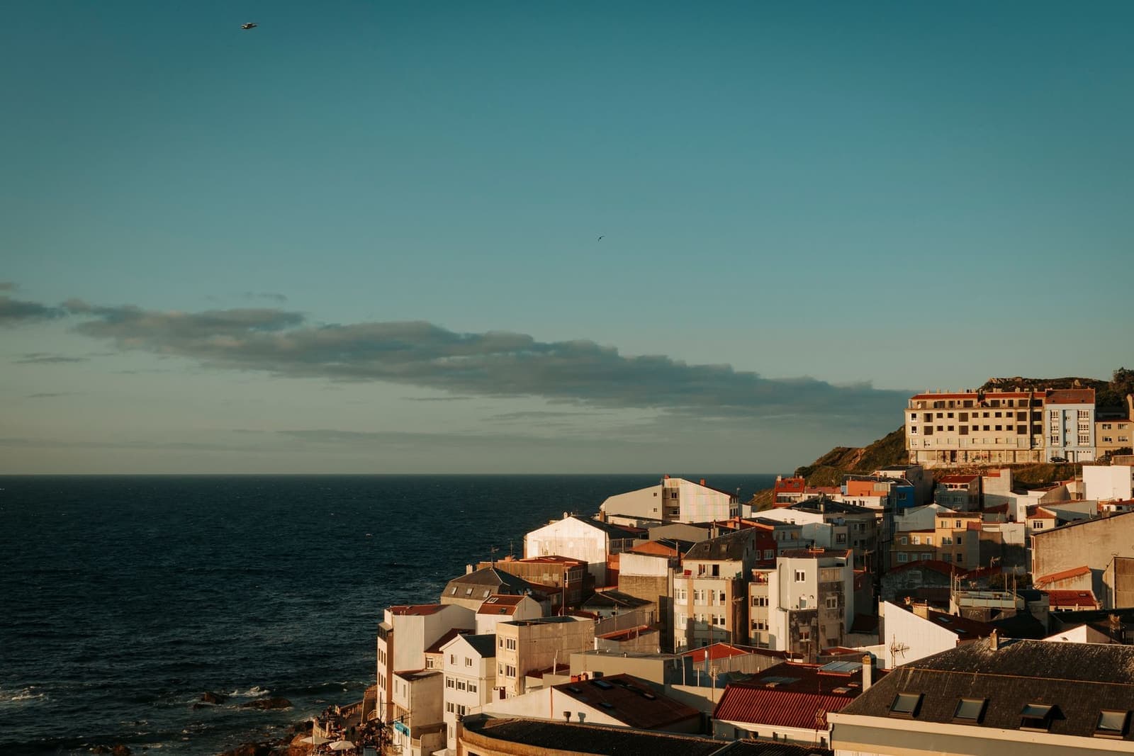Casas de Malpica de Bergantiños frente al Atlántico