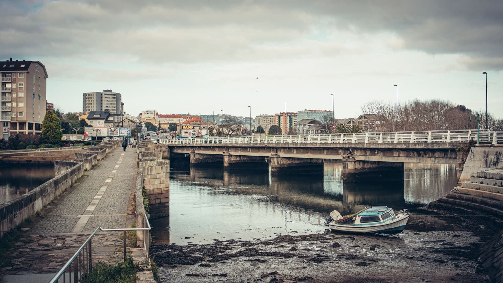 Paseo y puente sobre la ría en O Burgo