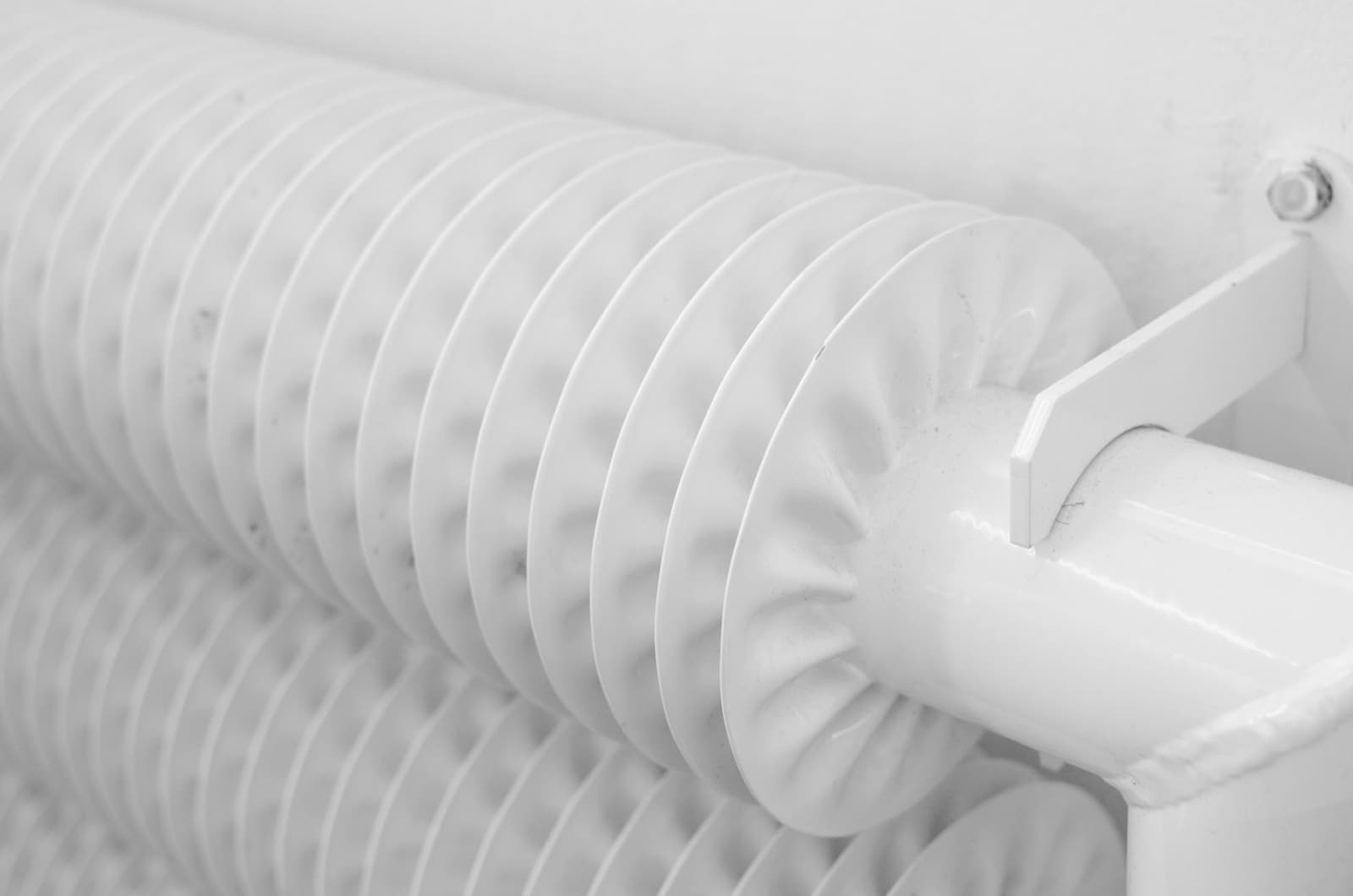 Radiador tubular conectado a la instalación