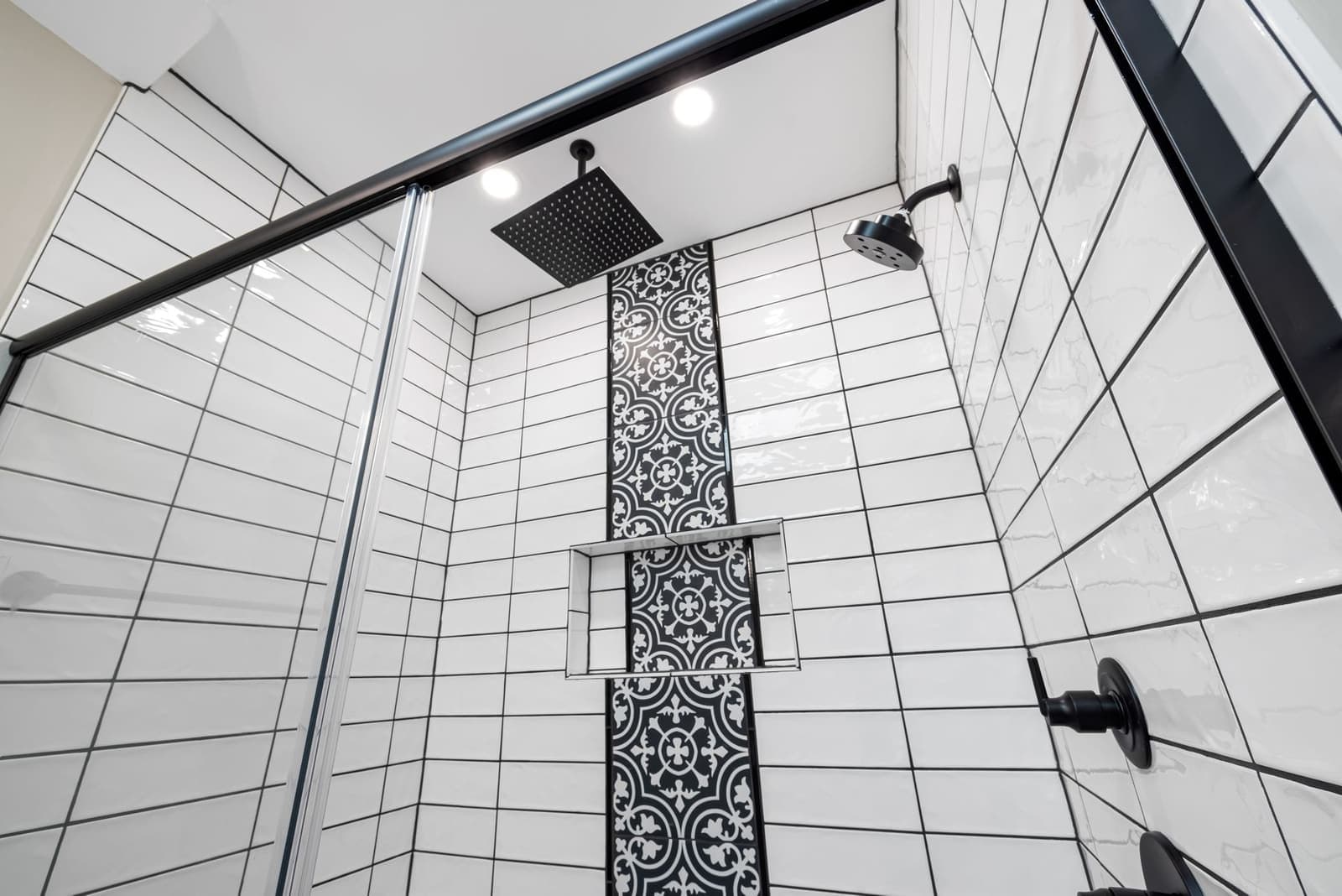 Baño reformado con ducha y azulejo de diseño