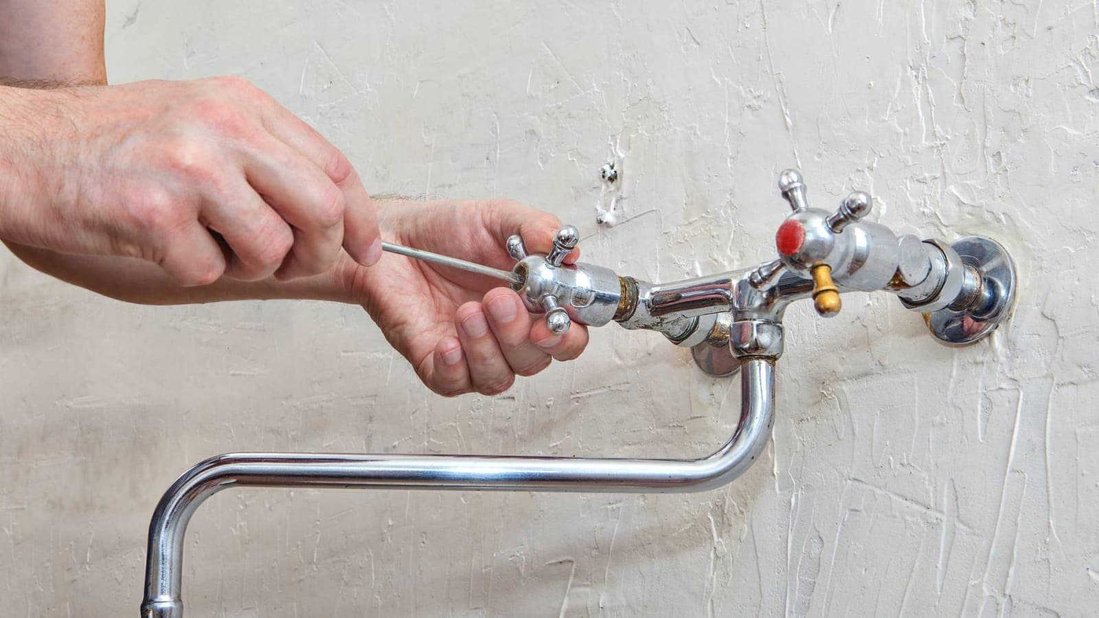 Renovación de la instalación de fontanería de una casa con tuberías y llaves nuevas