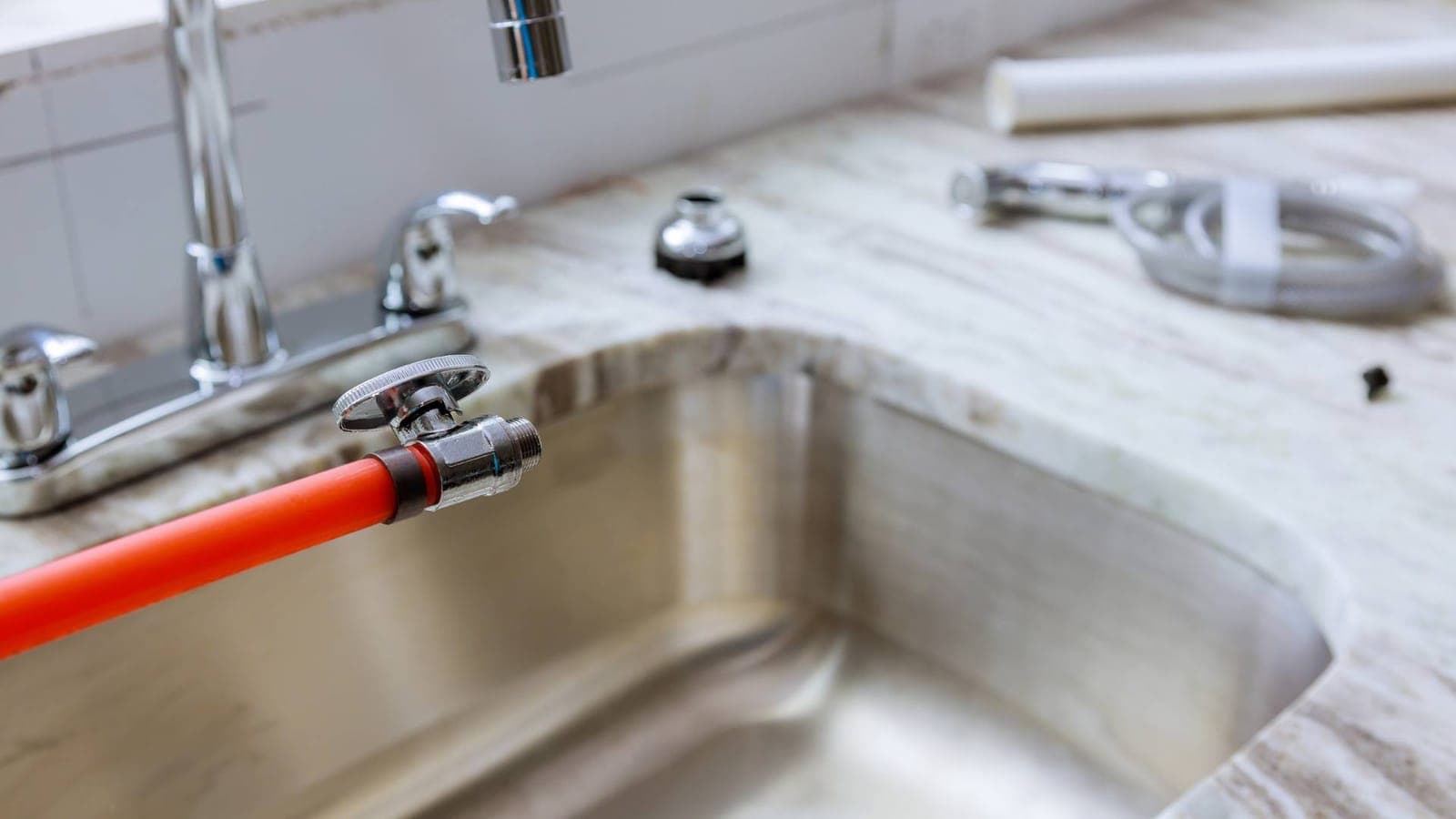 Fontanero sustituyendo tuberías antiguas por tuberías nuevas en una vivienda