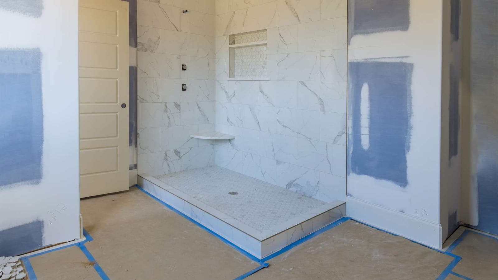 Baño reformado con plato de ducha y mampara en lugar de la antigua bañera