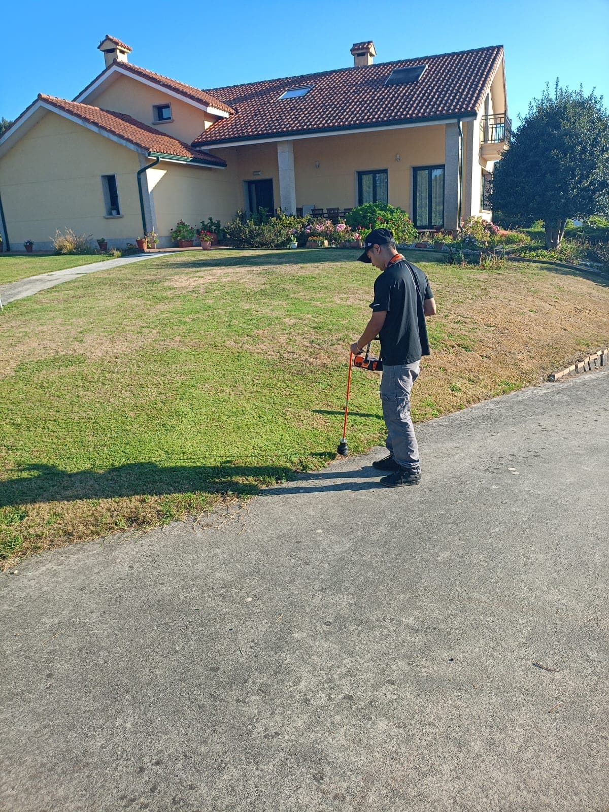 Técnico de Tu Fontanero Coruña localizando una fuga enterrada con geófono