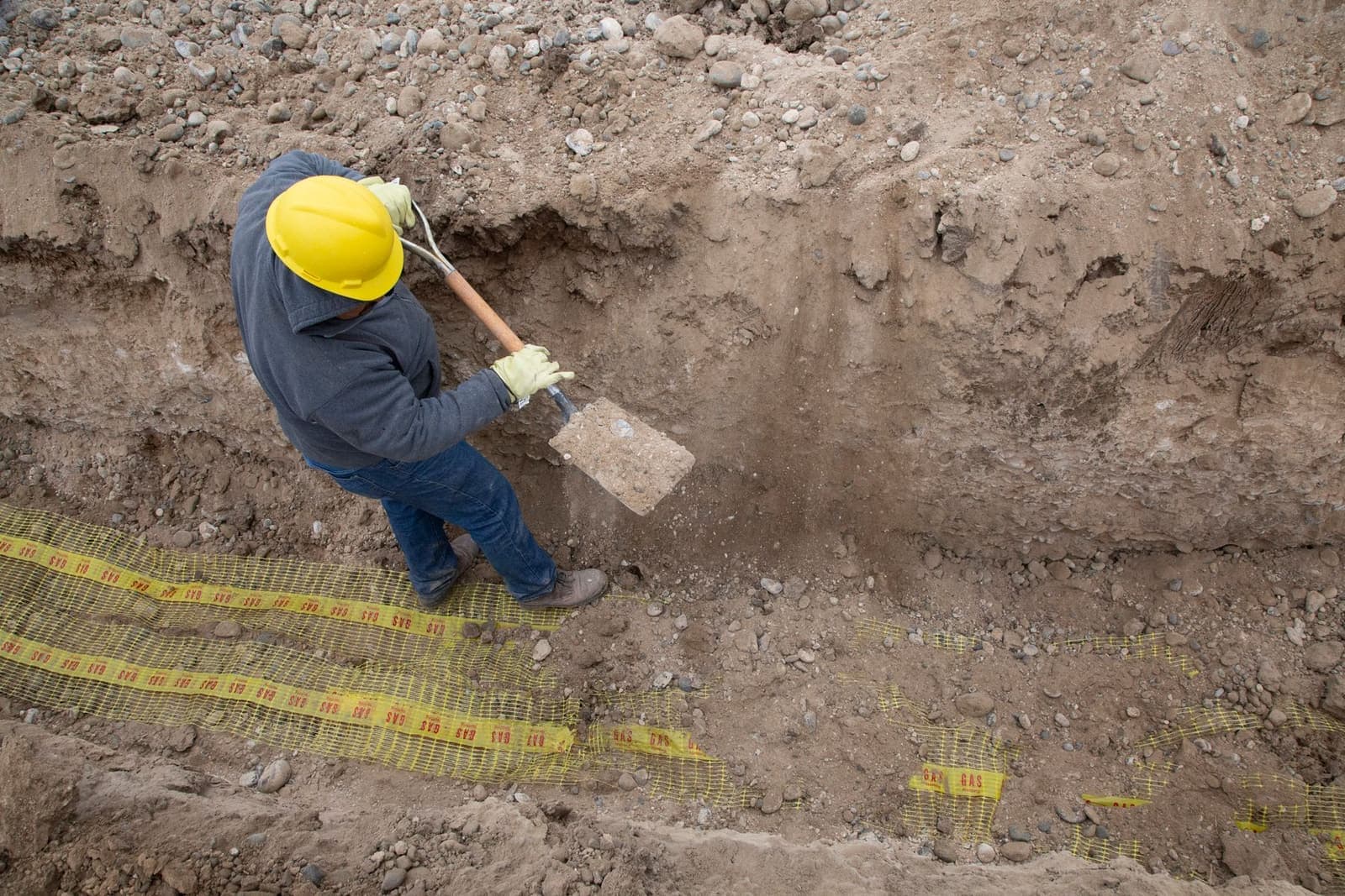 Excavación del terreno para instalar una fosa séptica