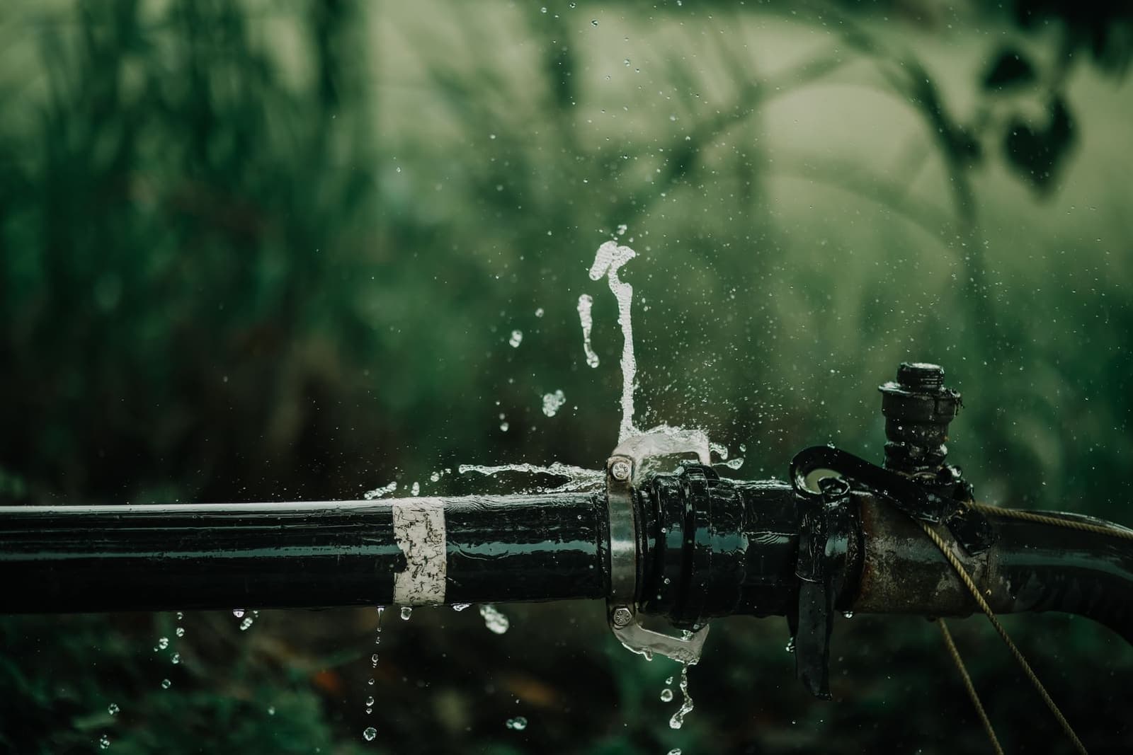 Fuga de agua a presión en una tubería exterior