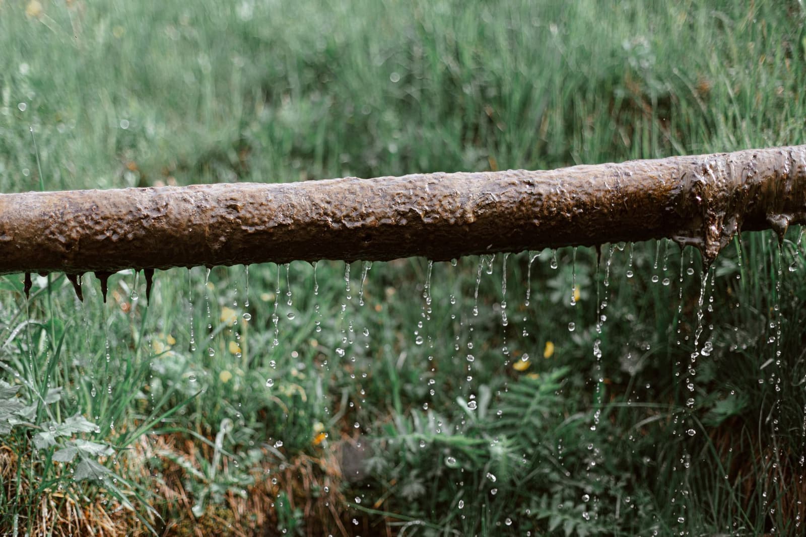 Tubería antigua oxidada perdiendo agua